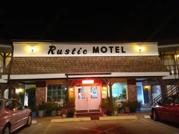 Rustic Motel Rolla 6